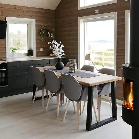 Holiday Home Kalvag 度假居 *