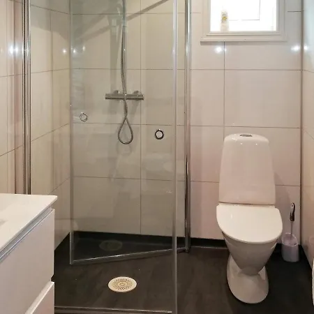 Holiday Home Kalvag 度假居 *