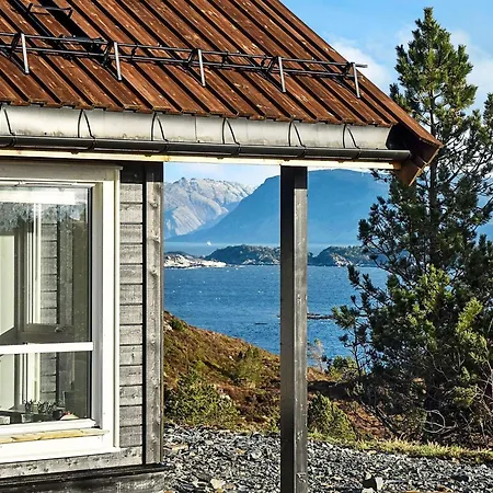 Holiday Home Kalvag 度假居 *